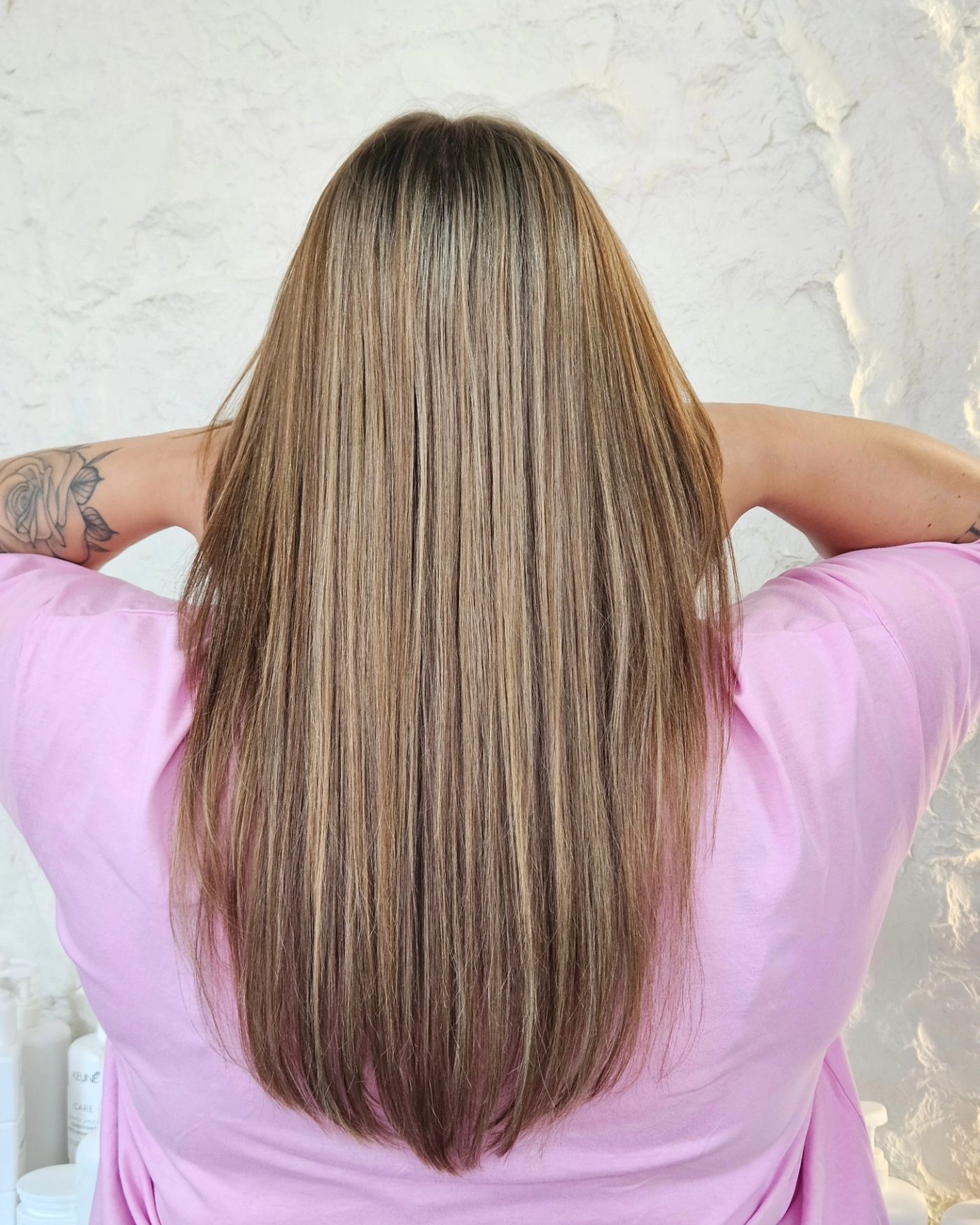 Lang steil haar met bronde highlights, van achteren