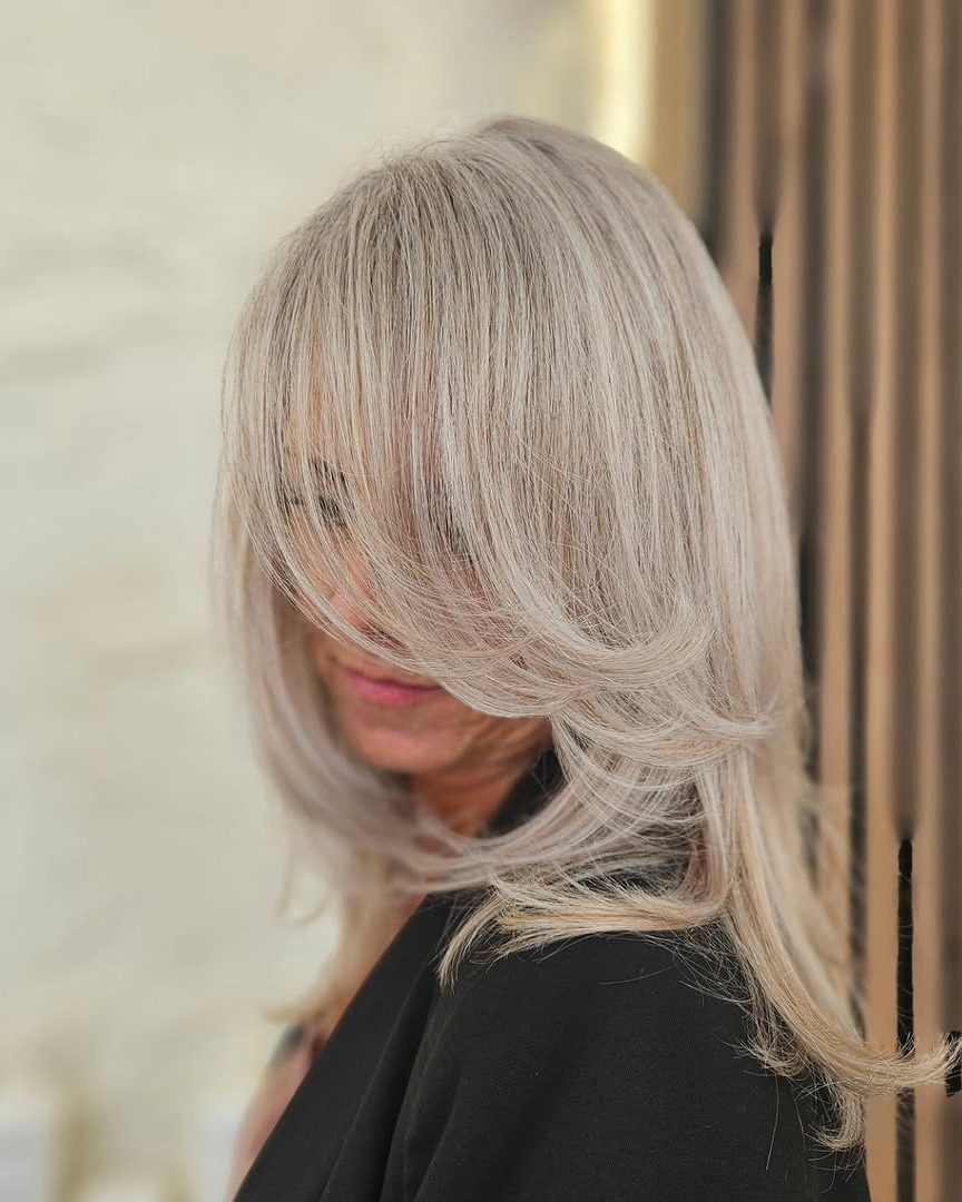 Blond haar in soepele laagjes geknipt