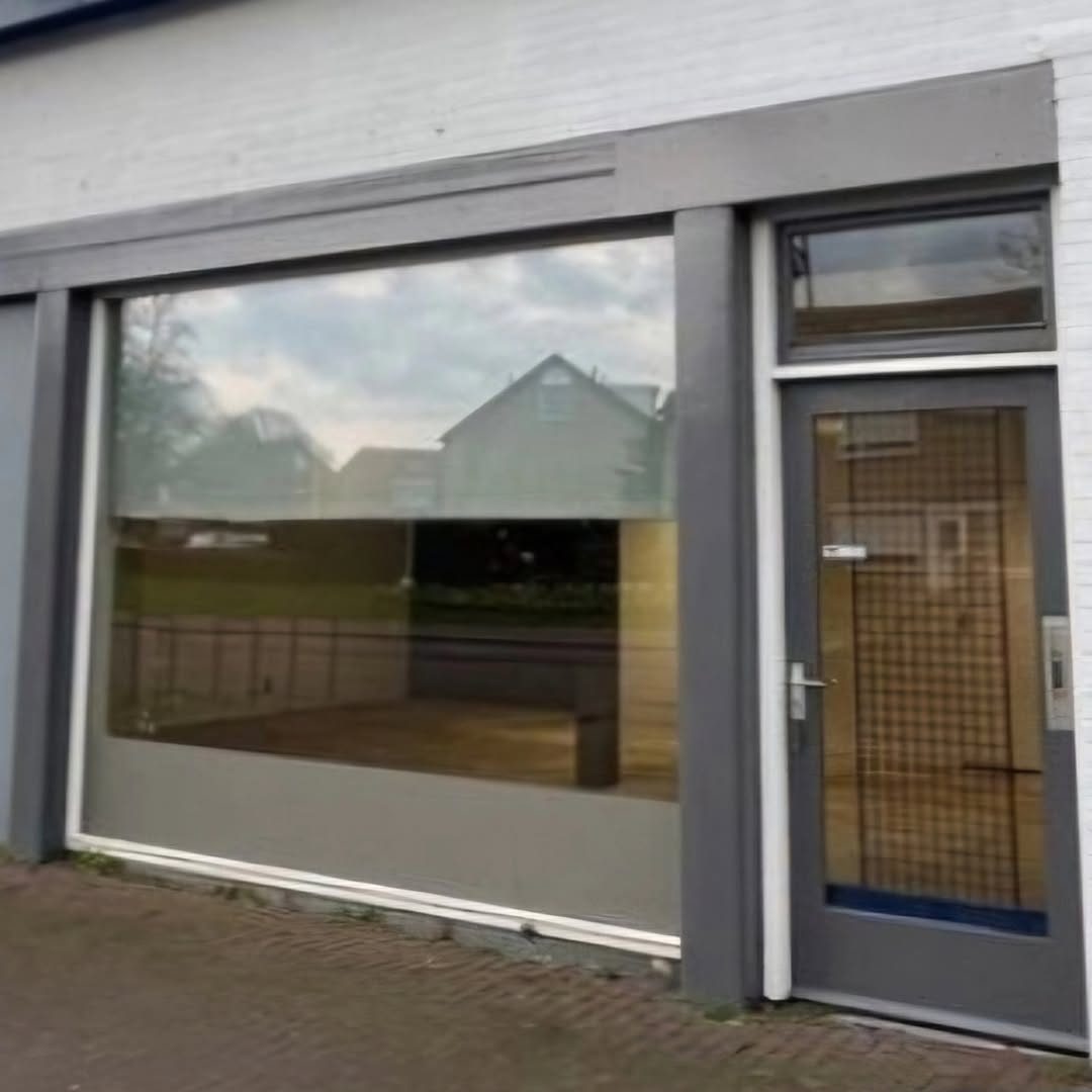 Het lege winkelpand aan de Kerkstraat in oktober 2024, voor de verbouwing